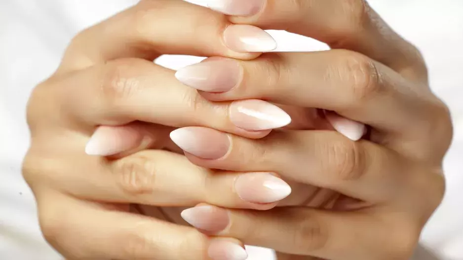 Dokonalá jarní manikúra, kterou si zamilujete: Trend sociálních sítí si říká Baby Boomer