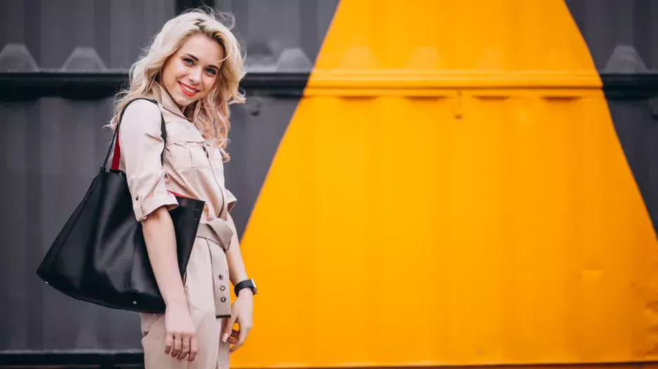 Nový rok, nová kabelka. Hitem letošního roku jsou maxi kabely. Nejžhavější kousky, které se hodí pro ženy po 50