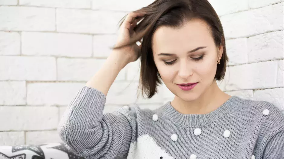 Trápíte se mastnými a rychle se mastícími vlasy? Jak je nejlépe stylovat a skrýt, poradí vlasový odborník. Navíc doporučí, jak často vlasy mýt