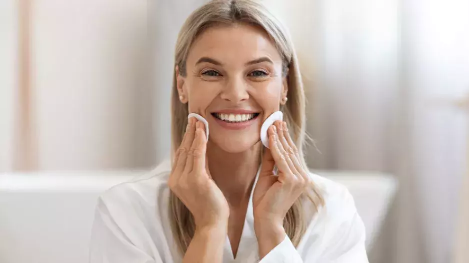 Za suchou pletí, pupínky a zarudnutím může stát špatné čištění. Jak a podle čeho vybrat správný produkt právě pro vás