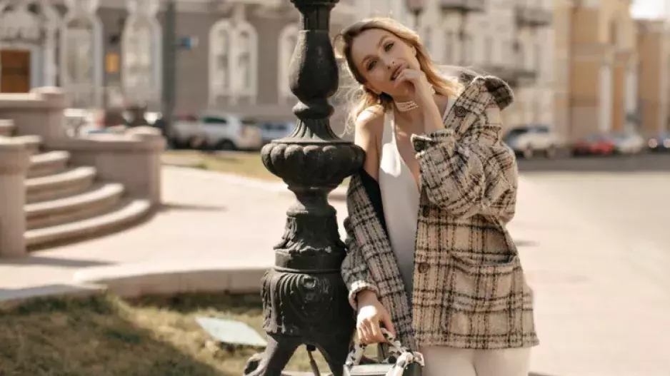 Na jaře 2025 se vrací jeden materiál. Vypadá drsně, ale dokáže vás neskutečně zjemnit. Vyzkoušejte klasické šaty nebo pletený svetr, klidně v kombinaci s dřeváky