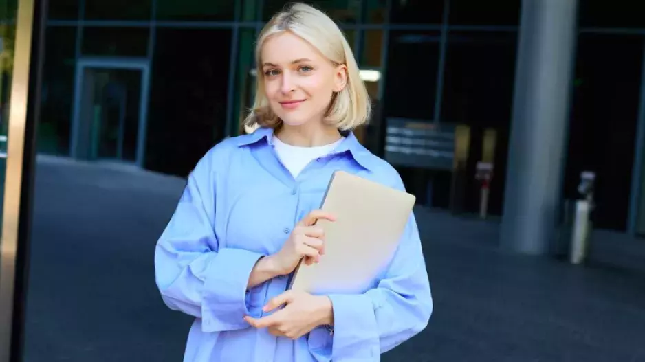 Rozepnutá košile i bílé ponožky do černých mokasínů: Školní styl se dostal na jaře 2025 na novou úroveň. Nebojte se ho ani po 40