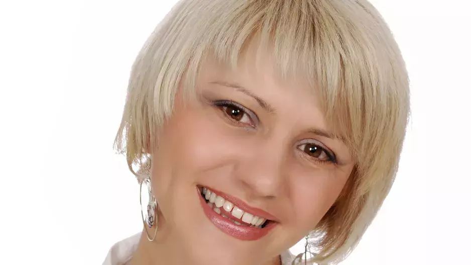 Nedokážete se jí vzdát? Samozřejmě. Zakryje totiž první vrásky a dodá vám šmrnc. Ofina jako trend vlasů jarní sezóny 2025