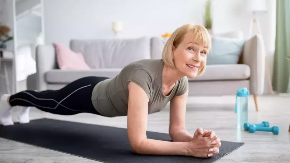 Pětice ideálních cviků pro ženy po 50: Problémové partie zpevníte bez námahy, dokonce vám stačí jen 10 minut denně