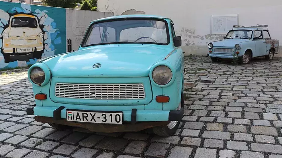Legendární Trabant zmizel ze silnic: Ikona socialismu byla z plastu a dokázala jezdit na olej z řízků. Na auto se čekalo roky