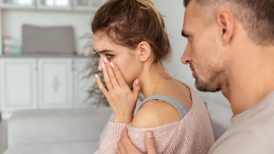 “Manžel mě emočně týrá, vydržela jsem to dlouho, už nemůžu,” píše zlomeně Karolína. Je ženou manipulátora, který ji má za služku