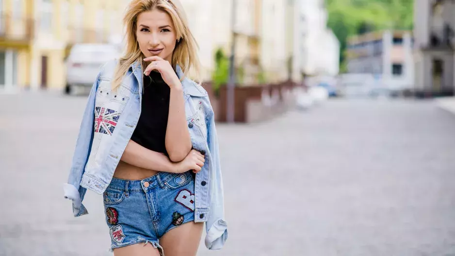 Klasické džíny? Už nikdy víc. Na jaře 2025 se nosí všechno jiné než klasika. Letošní denim uspokojí vaši touhu po nostalgii i svrbění nakupovat něco nového