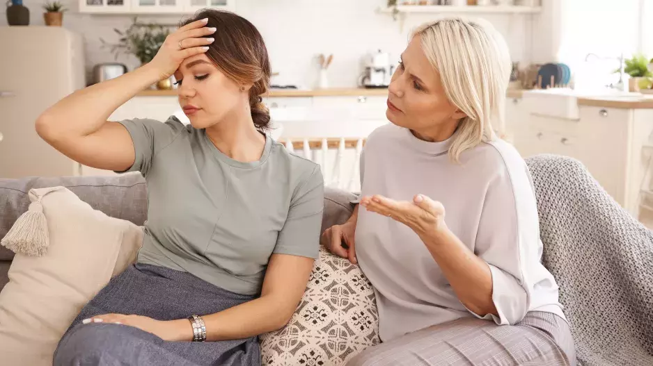 “Klárko, prosím tě, běž se léčit. Tvá nemoc nám všem ztrpčuje život,” prosí svou dceru Božena. Klára si ale psychickou poruchu nepřizná 