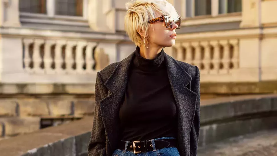 Očekávaný trend letošního roku je konečně tady: Nosit se budou velká ramena, která vytvarují postavu k dokonalosti i u žen po 50