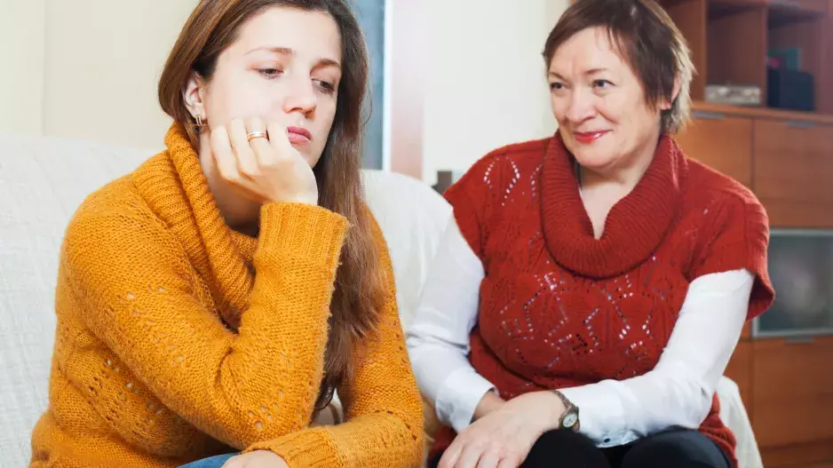 “Rodina mého manžela mě nepřijala, nesnáší mě a dávají to pokaždé najevo,” neví si rady Alexandra. Rodina ji viní, že jim syna "odvezla"