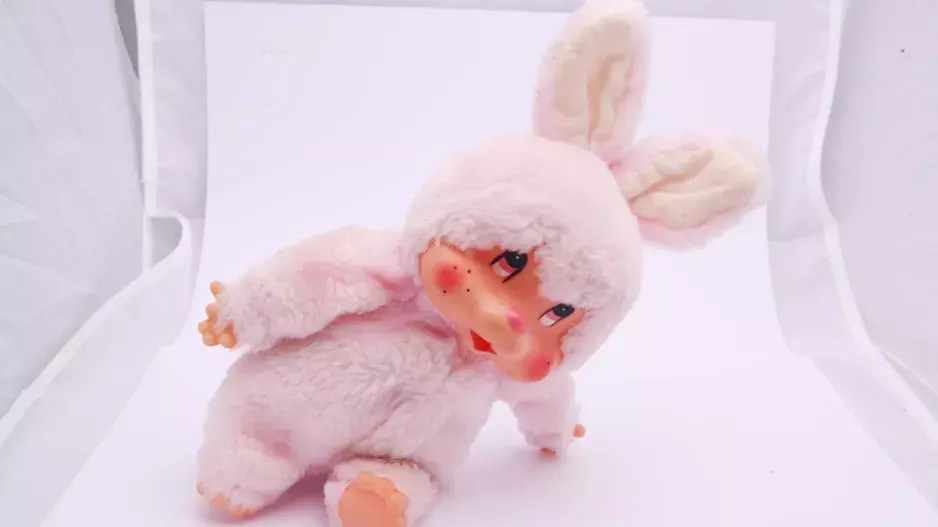 Mončičák letos slaví 51 let: Milovaná hračka Husákových dětí vznikla z opice a panenky a stala se symbolem 80. let