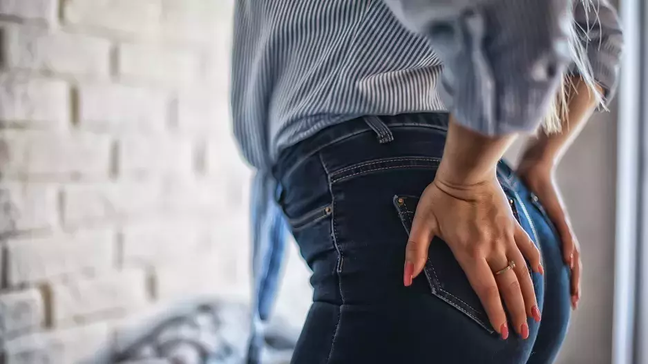 Nesnášíte skinny džíny, protože nemáte ideální postavu? Možná je nosíte špatně. Ukážeme vám, jak si je zamilovat i po 50 a s kily navíc