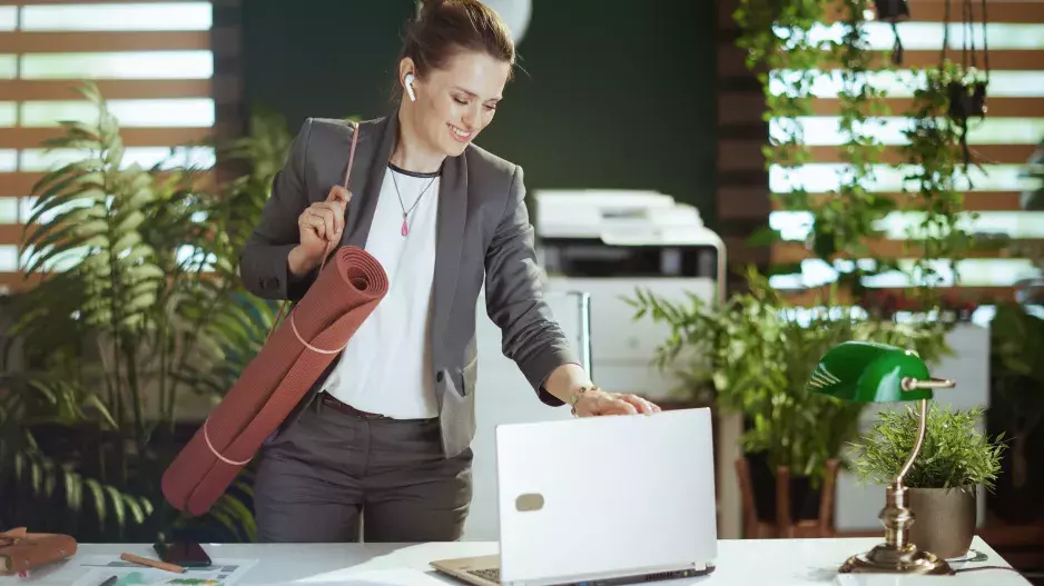 Pozice velblouda protáhne záda, otevře hrudník a narovná páteř. Zlepšíte si díky ní držení těla i trávení, návod najdete v galerii