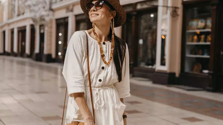 Košilové šaty jako must have kousek jara pro ženy nad 40: S těmito 3 doplňky snadno získáte francouzský look