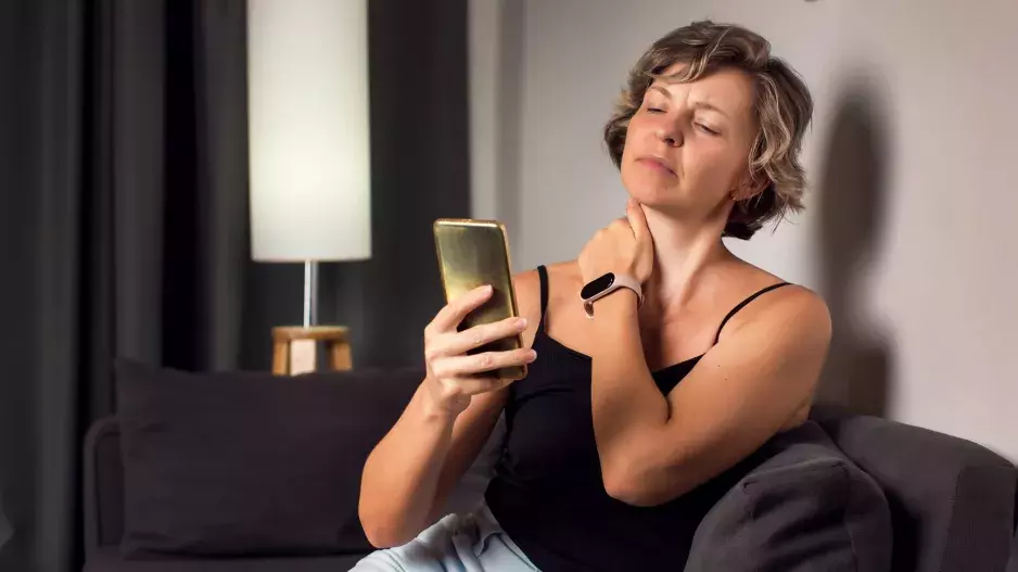 Pohybová specialistka radí 4 účinné cviky proti vdovskému hrbu, které vám narovnají páteř. Naučte se "abecedu"