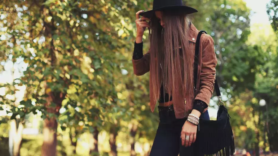 Boho chic v roce 2025: Jak ovládnout nadčasový trend s moderním twistem do tisícovky. Vsaďte na semiš, třásně a umírněnost