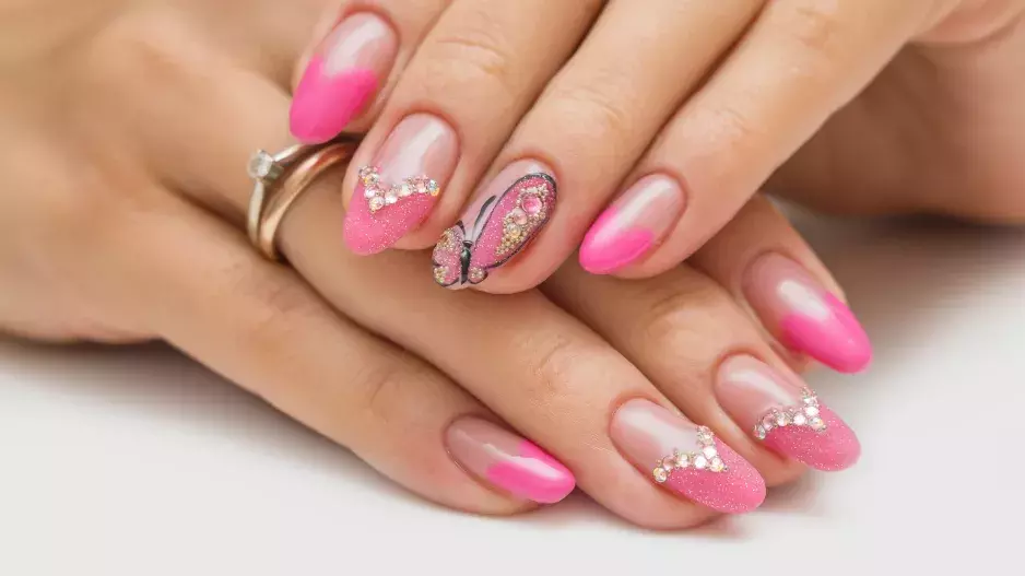 Hit 90. let se vrací: Nehty s třpytivými kamínky ovládnou letošní rok. Jejich aplikace je překvapivě snadná