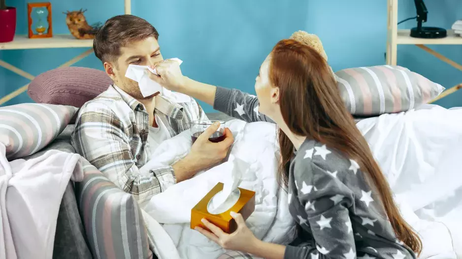 “Můj muž je hrozný hypochondr, pořád tvrdí, že je nemocný, ale jen si vymýšlí,” říká Romana. Zprvu se tomu smála, ale manžel je s rýmičkou mimo provoz