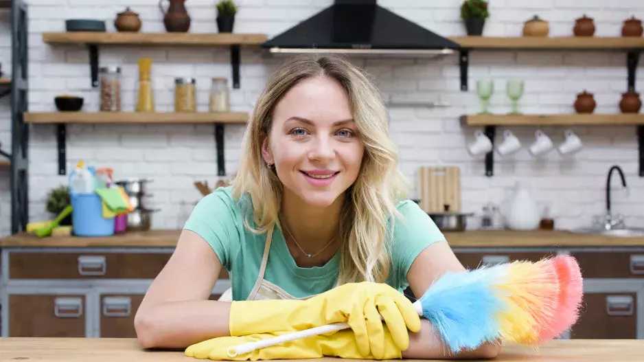 “Petře, chci být žena v domácnosti. Baví mě se starat o tebe, děti i náš domov,” píše manželovi Zdenka. Bojí se jeho reakce, protože on chce, aby chodila do práce