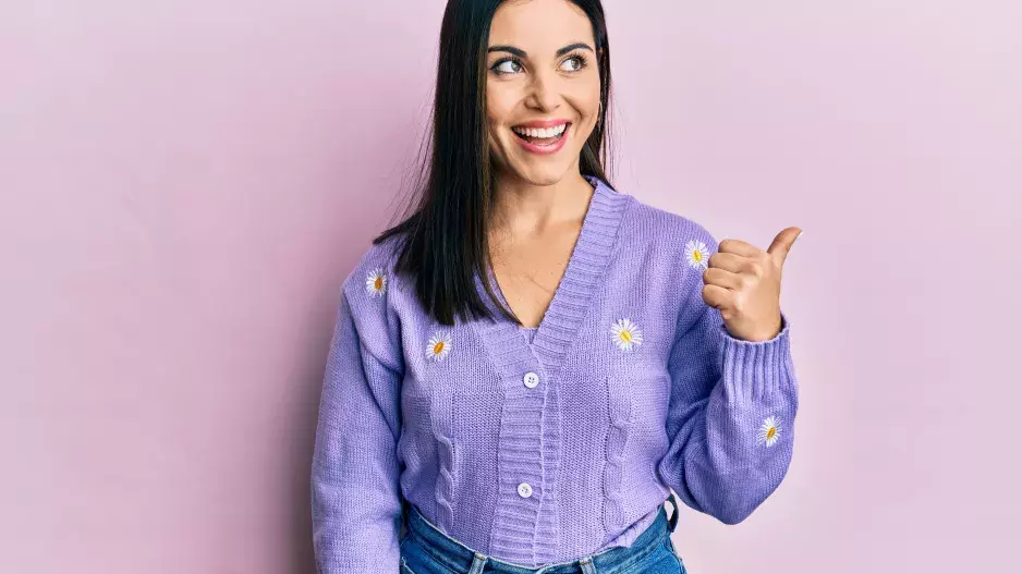 Že jsou svetry nudné? Letos se vrací nejen véčka. I další trendy svetry roku 2025 překvapí nápaditostí a odhalí víc, než byste čekali