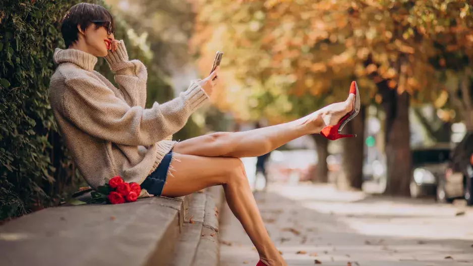 Nudí vás bílá? Pak obujte boty v jedné z trendy barev roku 2025. Červená, metalická nebo olivová udělají z obyčejných bot nezapomenutelnou podívanou