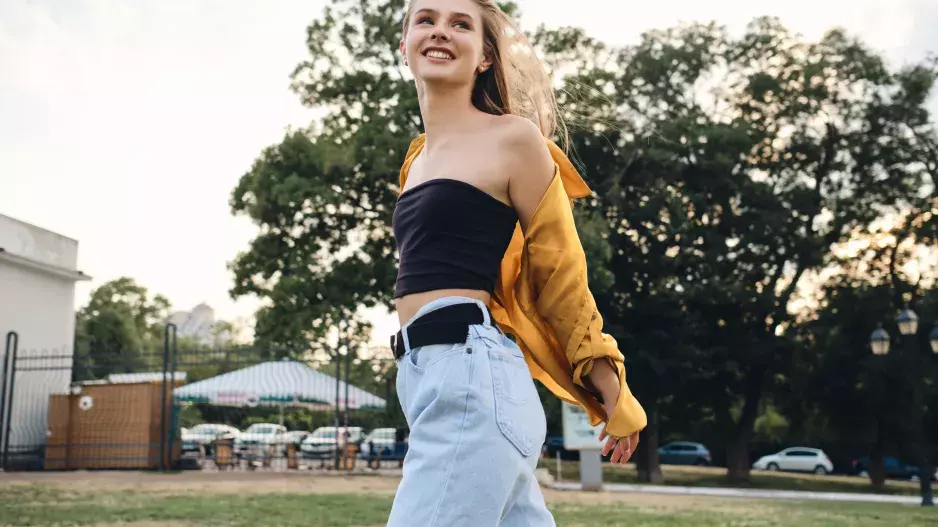 Barrel džíny nahradily rovné nohavice: Tenhle kousek denimu je must have roku 2025. Jak barrel jeans nosit, aby vám nepřidávaly kila?