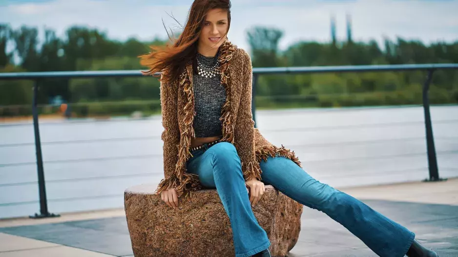 Jsou kombinací dvou milovaných střihů. Skinny bootcut jsou největším trendem denimu pro jaro 2025