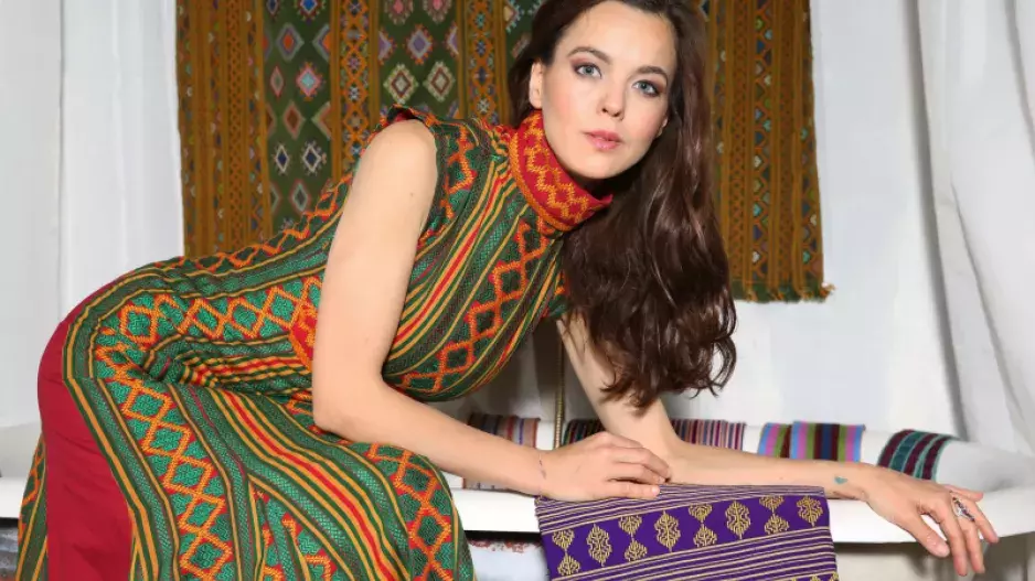 Lilia Khousnoutdinova vás provede ceremoniálem: Květnový rituál pro dvě srdce, která si řekla „ano“