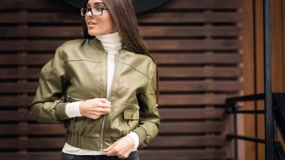 Příliš velká, retro nebo úplně jiná: Jarní bundy s trochou rebelie. Bát se jich nemusí ani zralé ženy