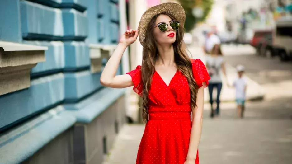 A​ktuální módní trendy pro ženy nad 50 let: Vedou tlumené palety barev, výrazné šaty a transparentní sukně. Víme, jak je začlenit do svého šatníku