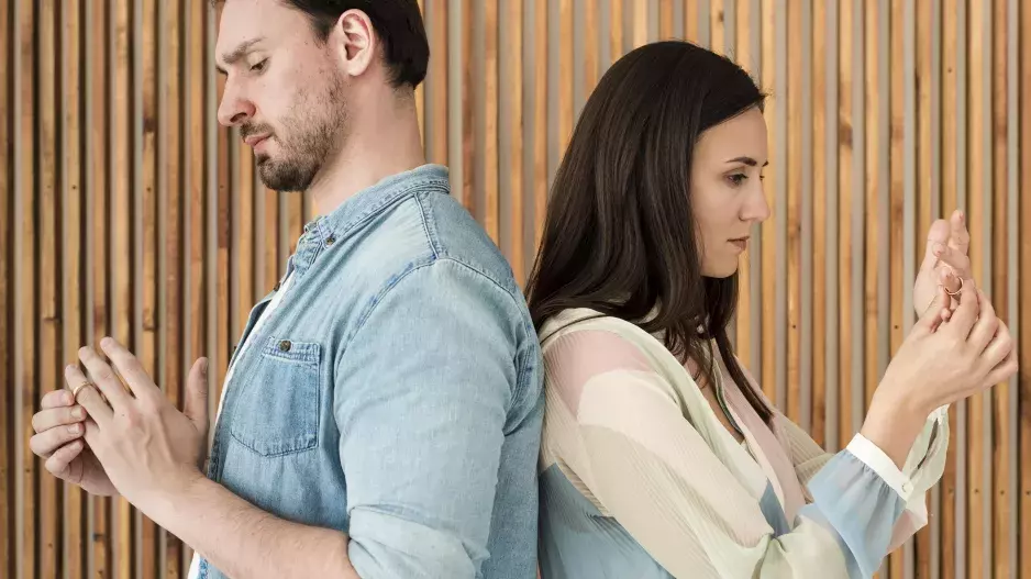 “Nevím, koho si vybrat. Manžela, nebo milence? Jsem zoufalá a nevím, co dál,” píše Míša. Po 15 letech manželství se zamilovala do kolegy v práci