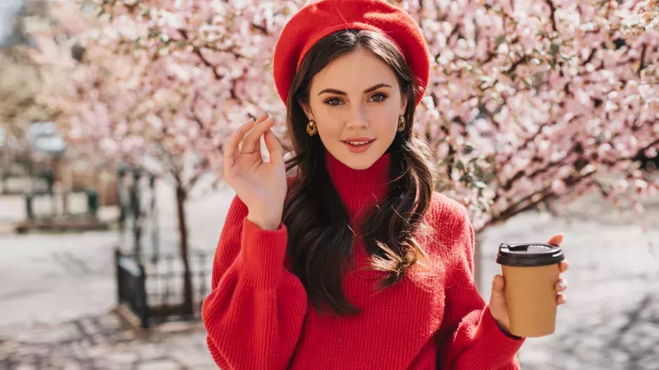 Pětice nejkrásnějších barev roku 2025 podle britských návrhářů: Okouzlíte ve zlaté, fialové i rajčatově červené. Zbylé dvě barvy jsou nadčasové. Inspirujte se v galerii