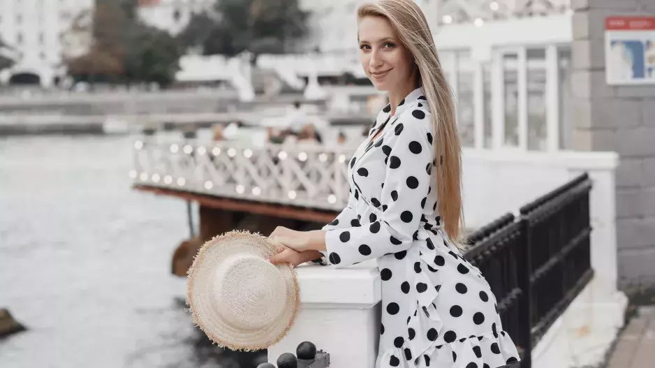 Zpátky do osmdesátek: Puntíky a vycpaná ramena hlásí velkolepý návrat. Hlavně po 50 je noste podle našich tipů. Inspiraci najdete v galerii