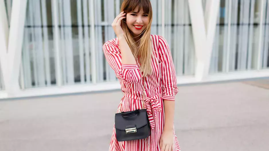 Jeden z nejoblíbenějších vzorů všech dob je zpět, tentokrát na šatech: Sezónu jaro / léto 2025 ovládnou proužky. Vybrali jsme pro vás šaty do 800 Kč