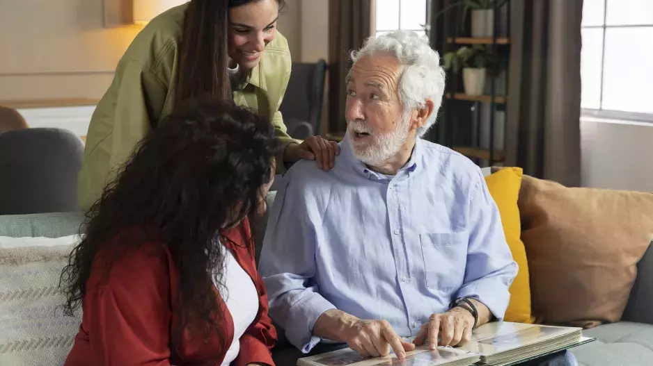 Proč stárnoucí rodiče odmítají pomoc v pečovatelských zařízeních? Doma je drží jistota