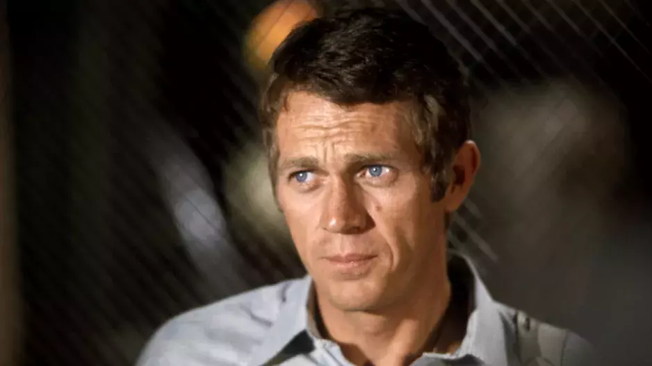 Neodolatelný Steve McQueen: Jako dítě válčil s pouličními gangy, skončil v pasťáku. Miloval ženy, auta a kokain, kolegové ho nesnášeli. S Paulem Newmanem se poprali