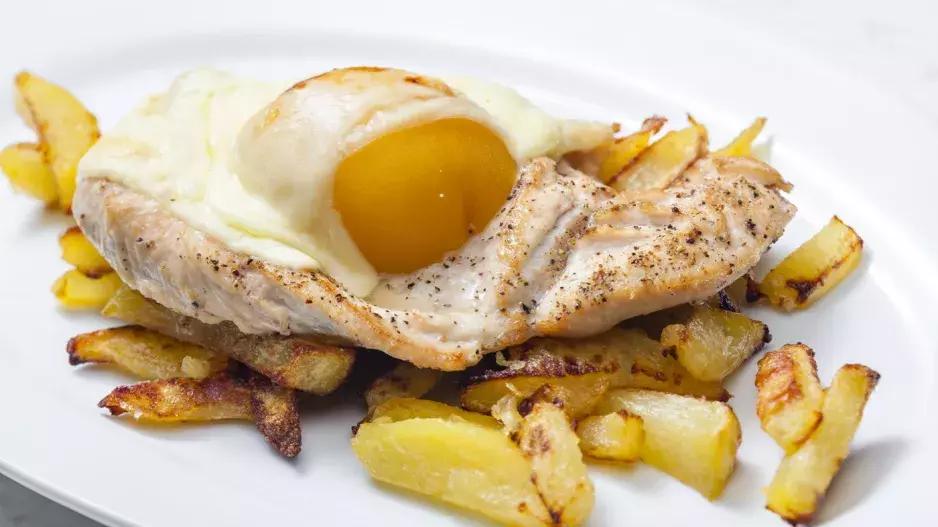 Retro gastro chutě: Kuřecí prsa s broskví, krabí salát , první mekáč, nekonečná žvýkačka i rozedřené jazyky. Na čem jsme si pochutnávali v devadesátkách?