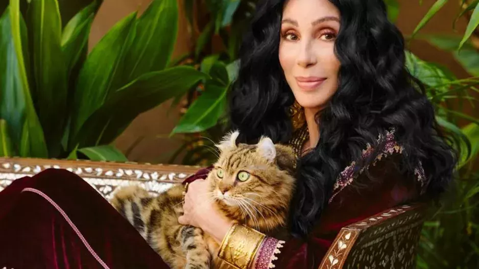 Zpěvačka Cher: Žárlivý manžel i myšlenky na sebevraždu, syn na drogách. Na prahu 80 nemá žádné vrásky a po boku má o 40 let mladšího fešáka