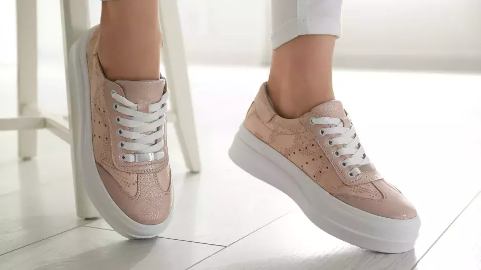 Jsou pro vás tenisky jedinými botami, které uznáváte? Pořiďte si je letos v těch nejmodernějších barvách. Hledejte i v levných obchodech 