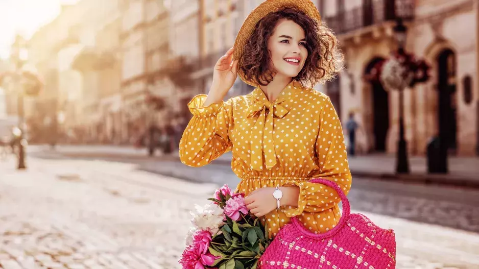Polka dots místo květin: Jarní šaty, které omlazují. Puntíky jsou letos hravější než kdy dřív, ideální pro ženy, které chtějí vypadat svěže a elegantně