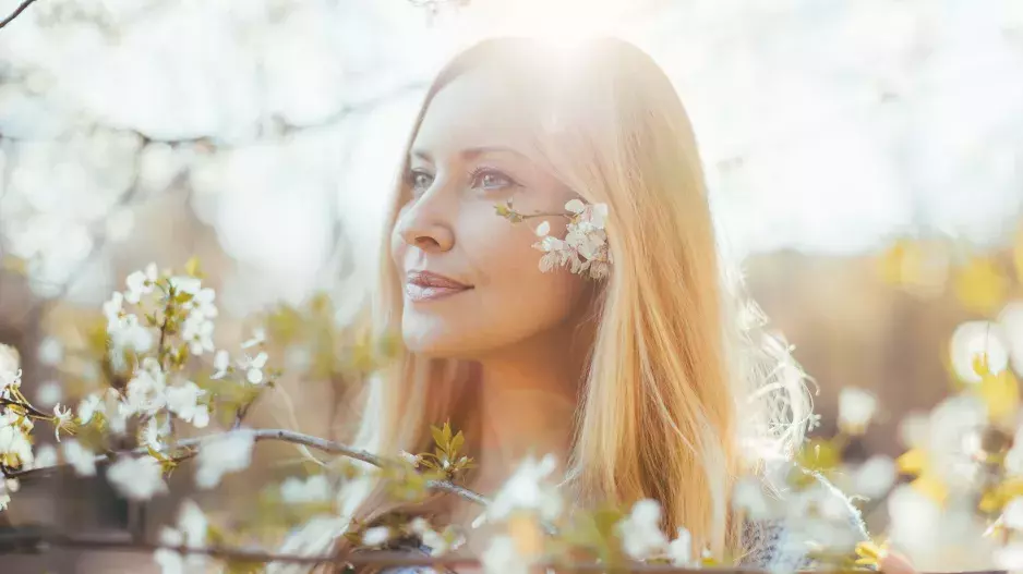 Jarní líčení pro zralé ženy: Vedou nude rty a oční linky, dokonale sjednocená pleť je samozřejmostí