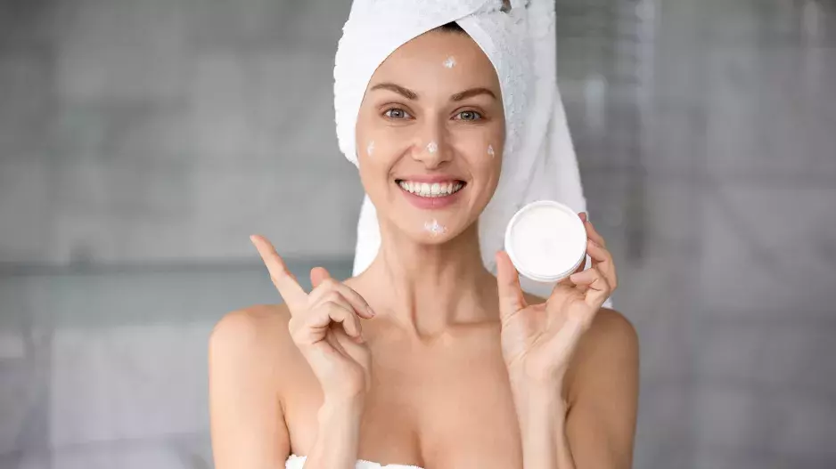 Levné hydratační krémy, které po zimě dodají vaší pleti pružnost a mladistvý vzhled: Některé z nich pořídíte již za méně než 200 Kč