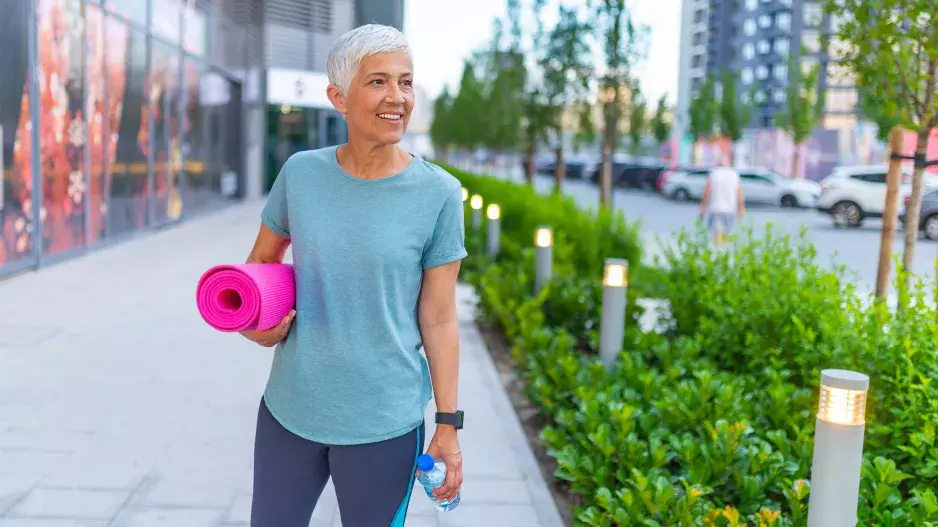 Jednoduchý cvik pro pružnou páteř a lepší držení těla i ve zralém věku: Naučte se kobylku ještě dnes