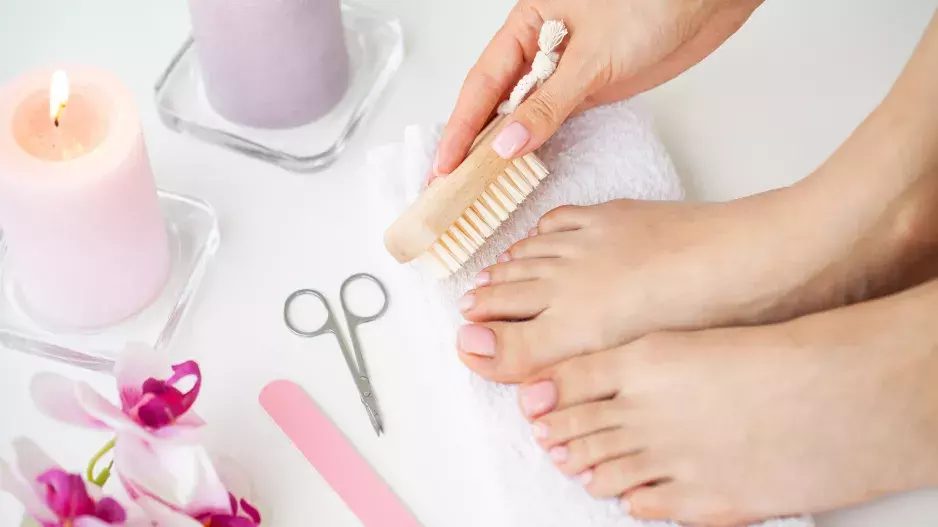 Jaro je v plném proudu, nejvyšší čas na domácí pedikúru je právě teď: Pro krásná chodidla stačí udělat těchto 5 kroků