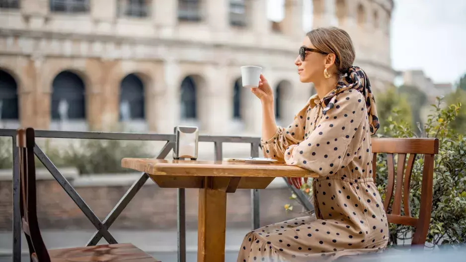 Oblékejte i po 50 šaty v italském stylu: Chybět nesmí ikonické puntíky, výrazný pas ani romantické volány