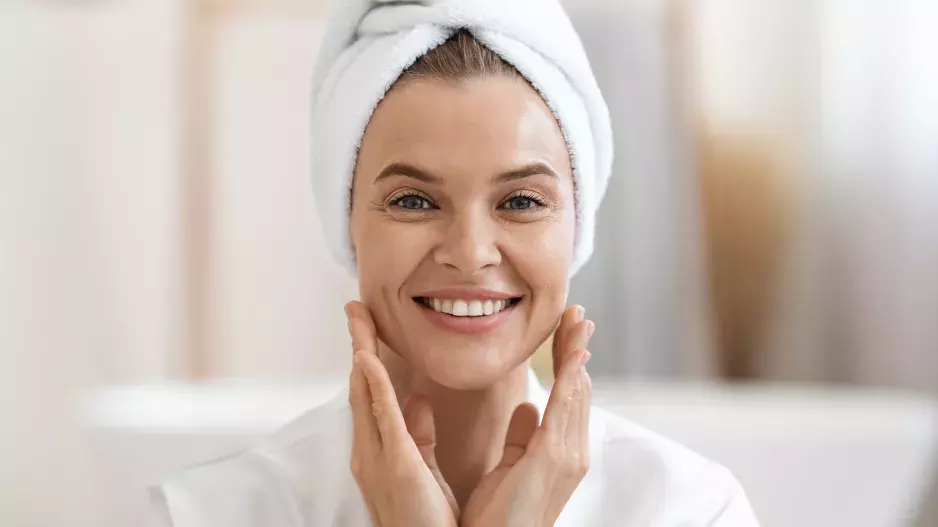 Nechte pleť po zimě dýchat: Hutný make-up vyměňte za lehký BB krém, který pleť sjednotí, rozjasní a přitom nestojí majlant