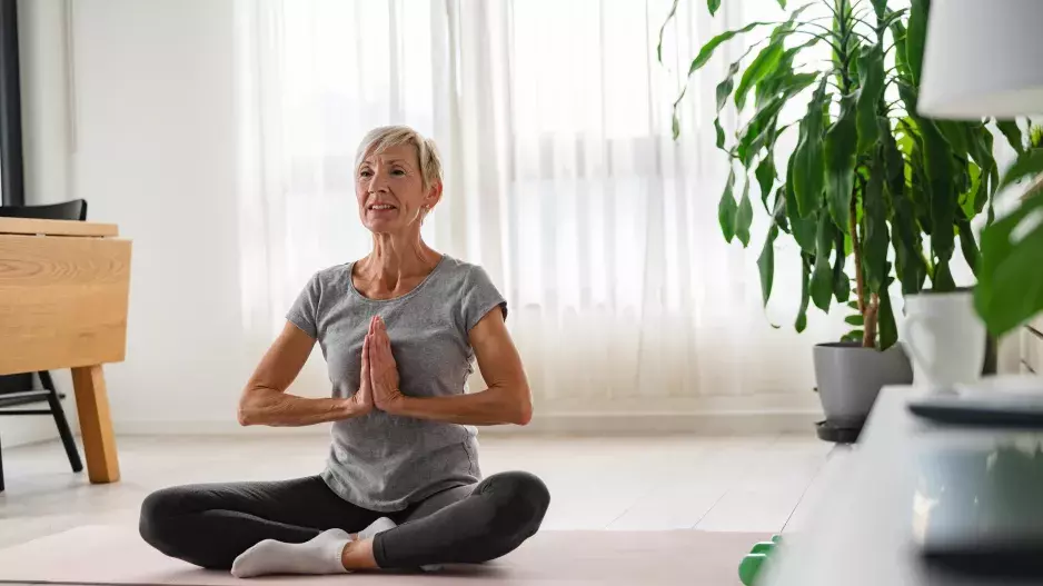 Poloviční most: Zázračný cvik na hormonální rovnováhu, zdravá záda i lepší náladu. Cvičit jej mohou i dříve narození. Návod v galerii