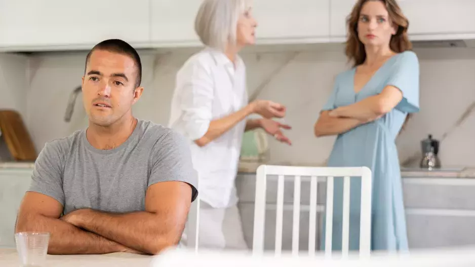 “Evo, vzpamatuj se. Máš manžela, který tě miluje, a podvádíš ho? Je mi za tebe stydno,” píše paní Jarka své dceři. Stojí na zeťově straně