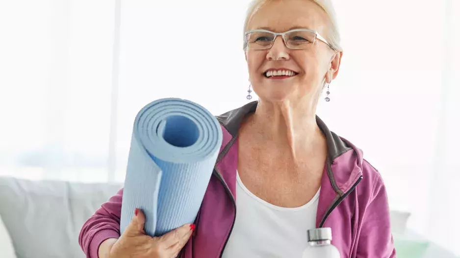 Cvik Mrtvý brouk zlepšuje pohyblivost, posiluje střed těla a zázračně rovná páteř, říká odbornice. Je velmi jednoduchý a zvládnou ho i starší ženy