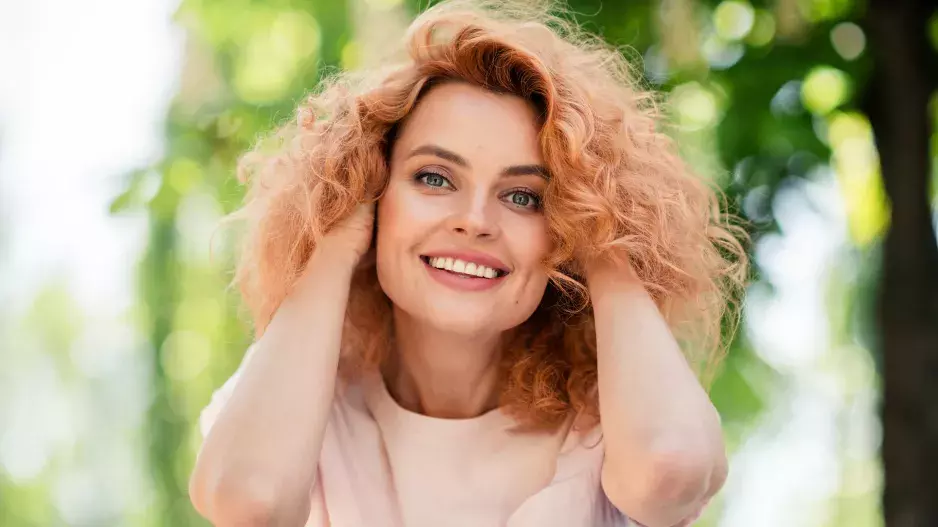 Svěží nahé líčení, ve kterém omládnete. Zapomeňte na tmavé tóny. V letošním roce jsou v módě lehké růžové odstíny, které vás rozjasní